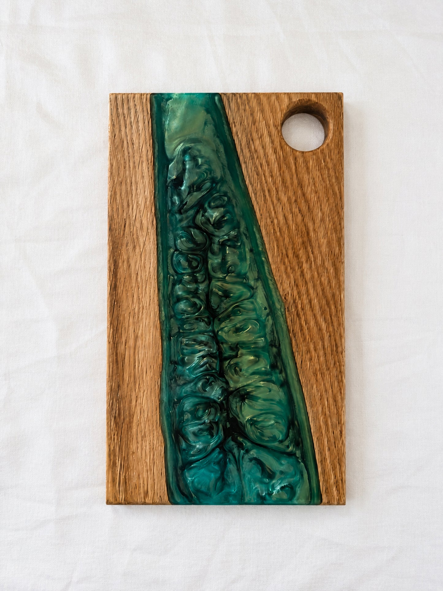 Tabla de Charcutería de Roble y Resina Epoxi Verde – Tabla Artesanal para Quesos y Pan
