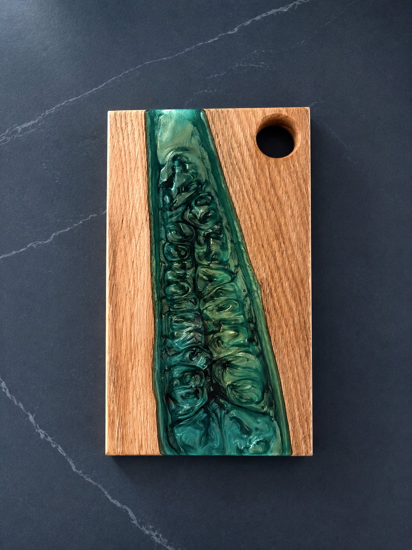 Tabla de Charcutería de Roble y Resina Epoxi Verde – Tabla Artesanal para Quesos y Pan