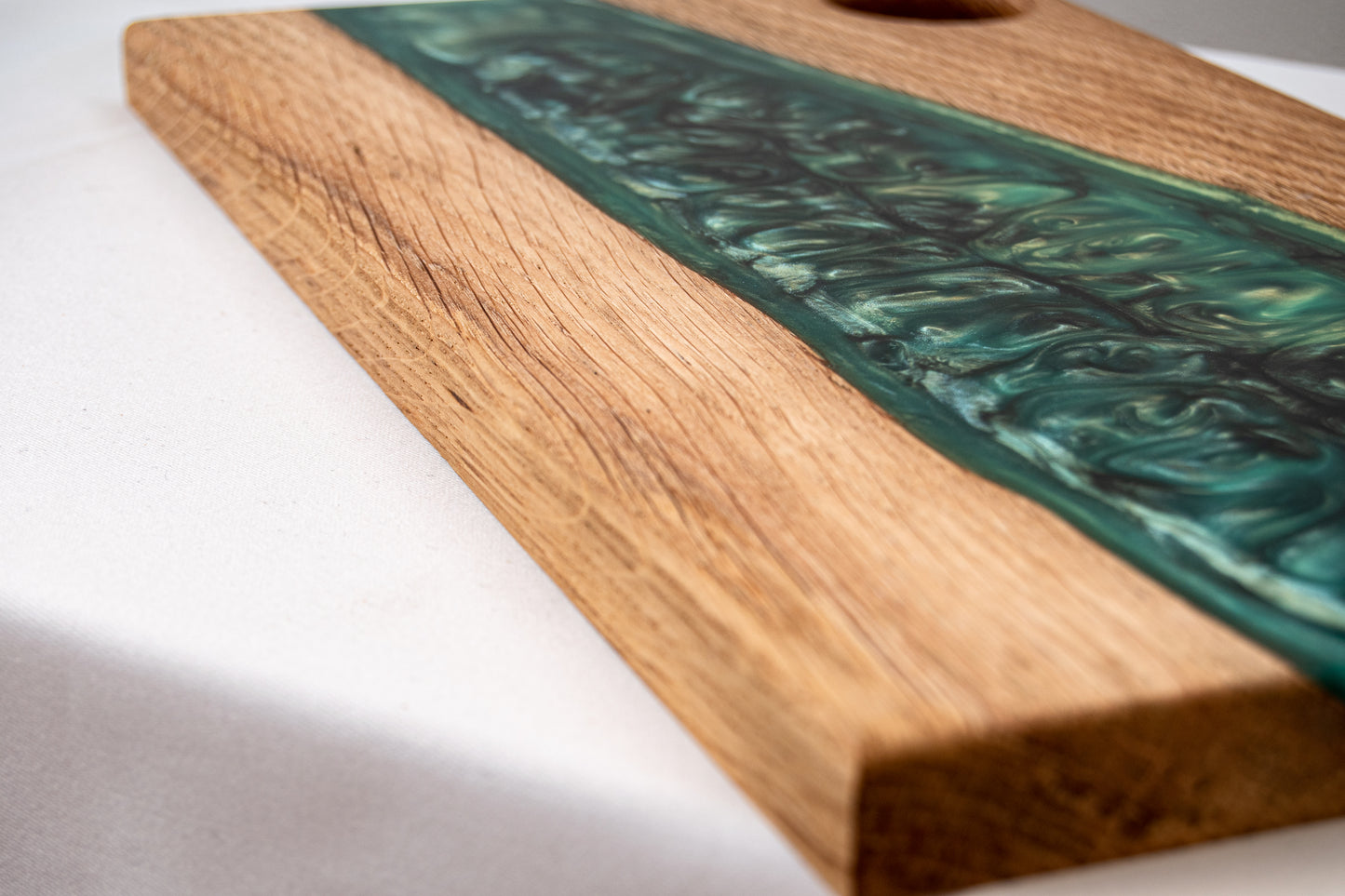 Vista superior completa de una tabla de servir de madera de roble con banda de resina epoxy verde