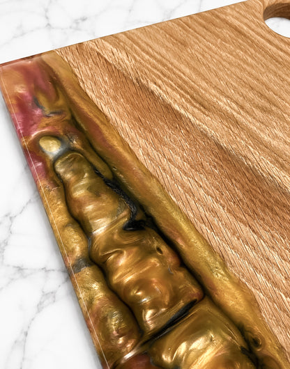 Detalle de resina epoxi dorada y burdeos fusionada con madera de roble maciza artesanal