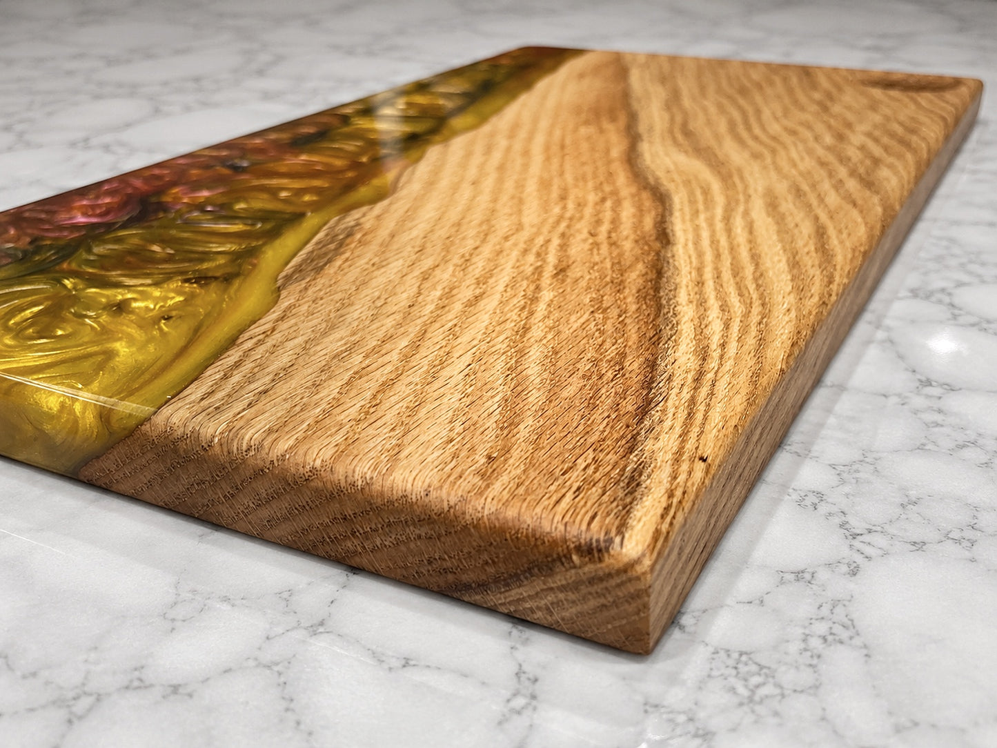 Detalle de la veta natural de madera de roble maciza utilizada en una tabla artesanal