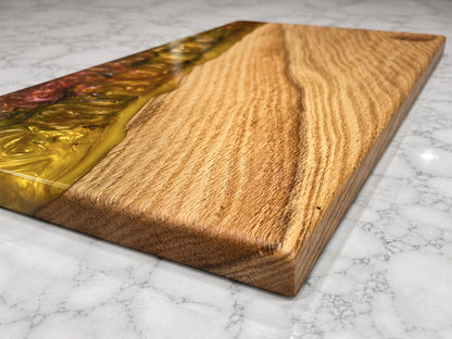 Detalle de la veta natural de madera de roble maciza utilizada en una tabla artesanal