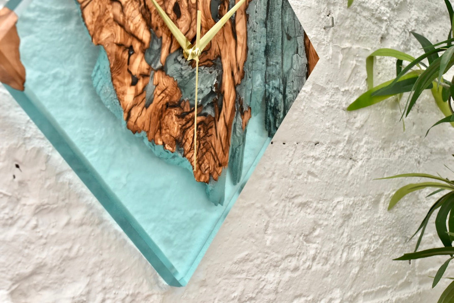 Reloj de Pared Cuadrado en Madera de Olivo y Resina Epoxy Turquesa Efecto Hielo
