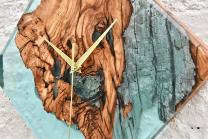 Reloj de Pared Cuadrado en Madera de Olivo y Resina Epoxy Turquesa Efecto Hielo