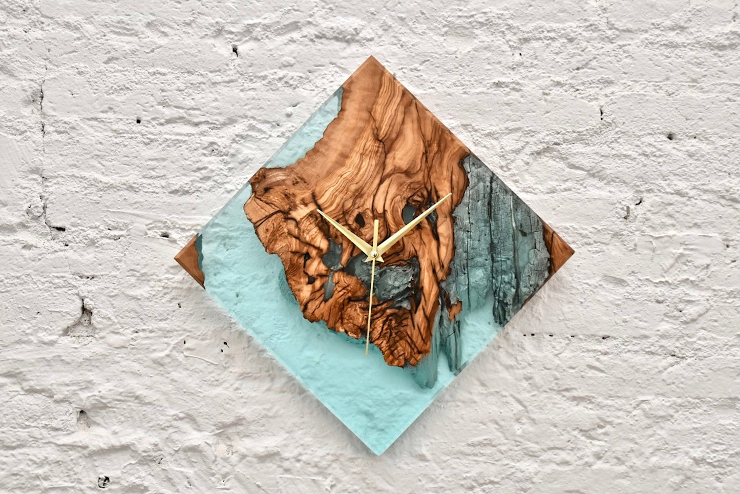 Reloj de Pared Cuadrado en Madera de Olivo y Resina Epoxy Turquesa Efecto Hielo