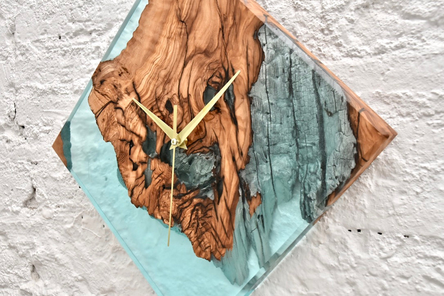 Reloj de Pared Cuadrado en Madera de Olivo y Resina Epoxy Turquesa Efecto Hielo