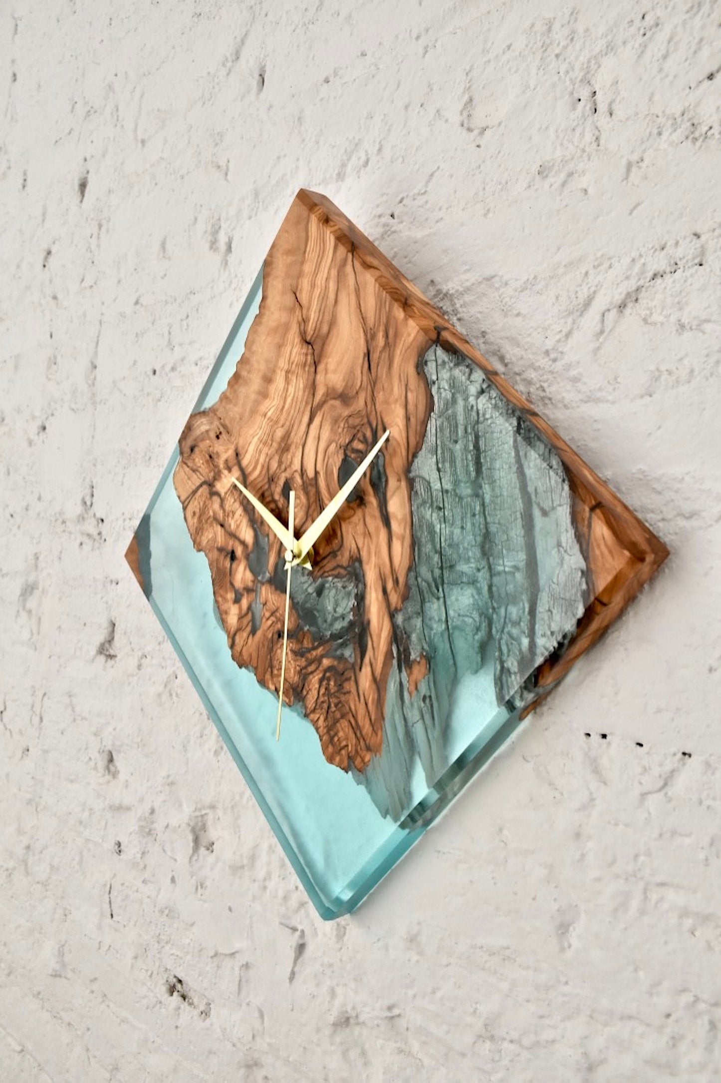Reloj de Pared Cuadrado en Madera de Olivo y Resina Epoxy Turquesa Efecto Hielo