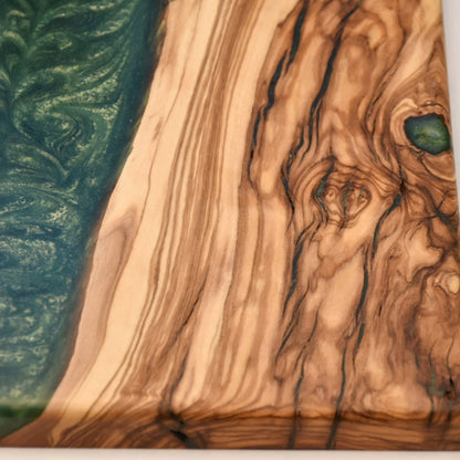 Detalle de veta natural de madera de olivo con resina epoxi verde