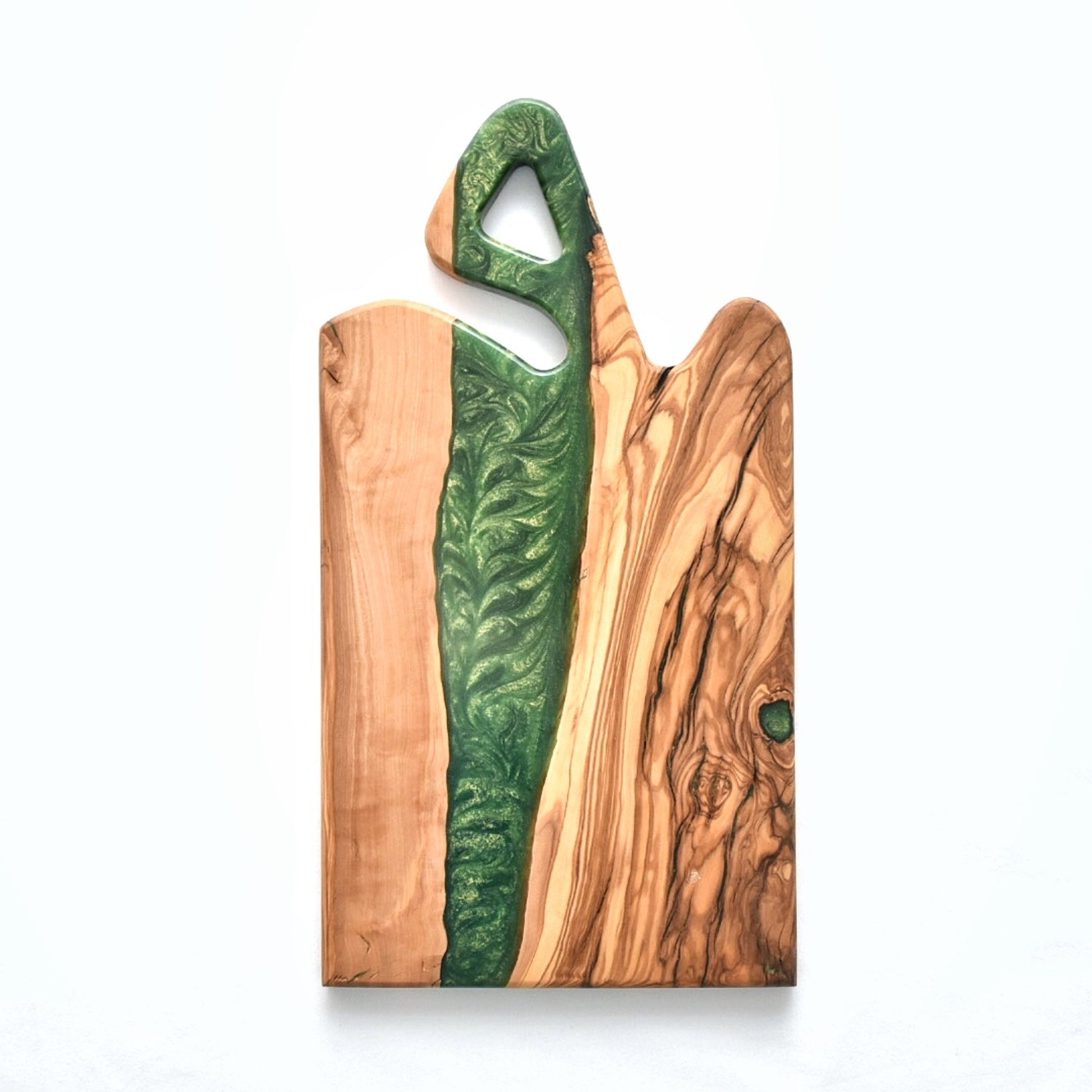 Tabla para embutidos de madera de olivo con resina epoxi verde, vista frontal