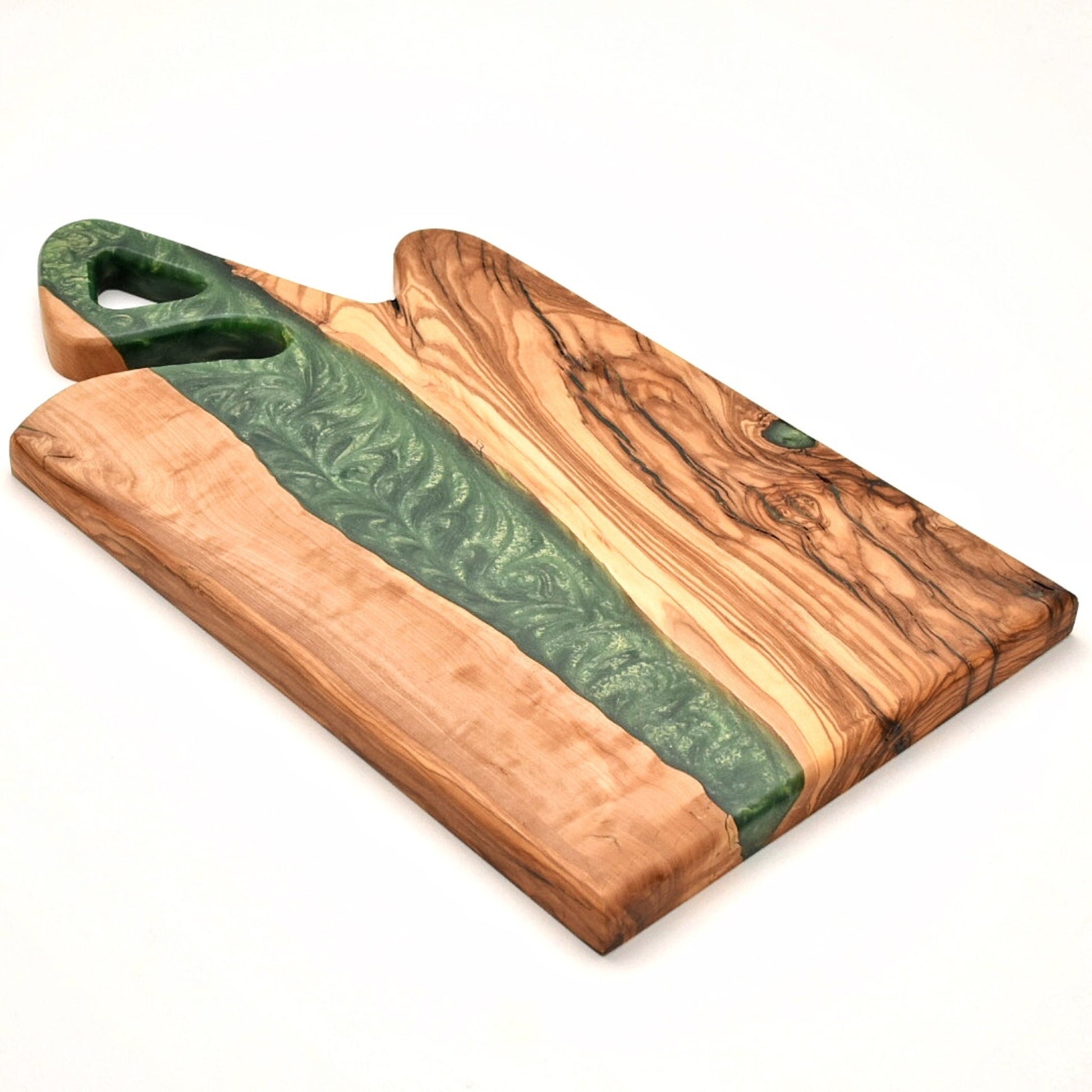 Tabla de madera de olivo con resina epoxi verde, vista en perspectiva