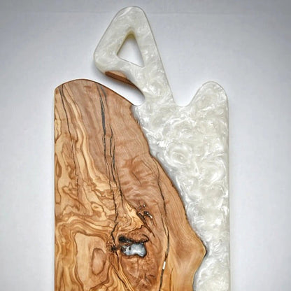 Detalle de tabla de olivo con río de resina epoxi blanca