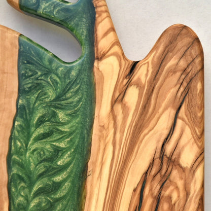 Detalle del mango con resina epoxi verde y textura decorativa