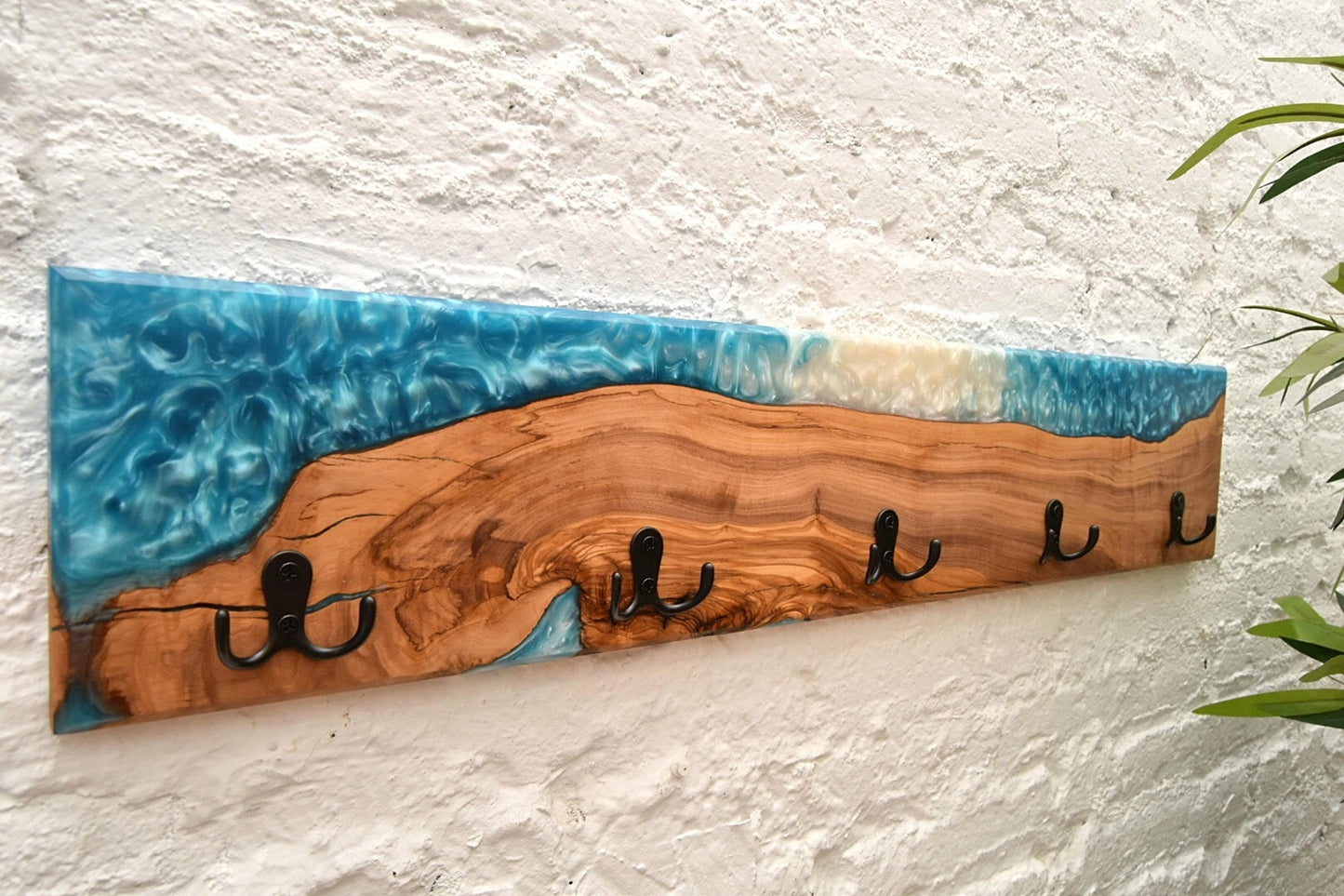 Detalle de textura en resina epoxy azul y veta natural de madera maciza