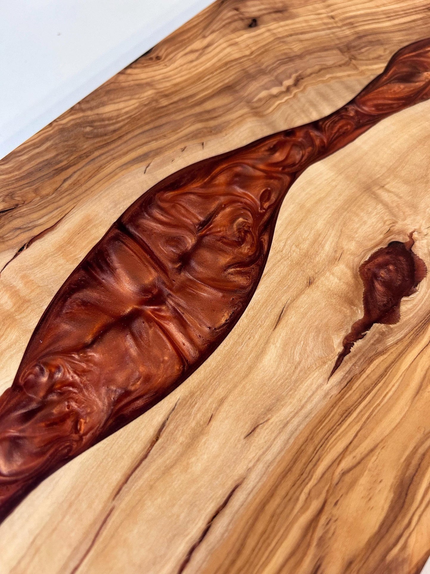 Tabla de Presentación Exclusiva en Madera de Olivo y Resina Epoxi