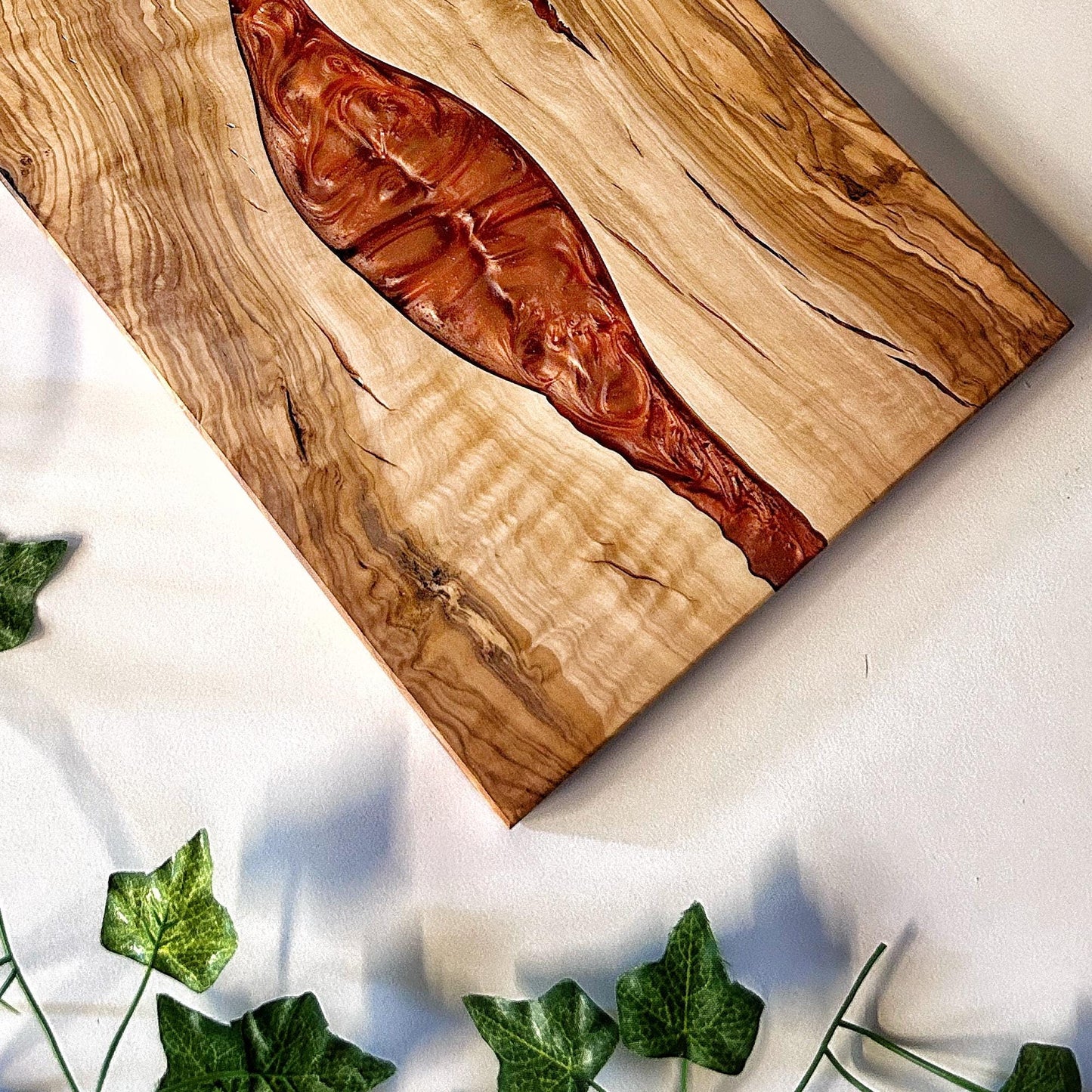 Tabla de Presentación Exclusiva en Madera de Olivo y Resina Epoxi