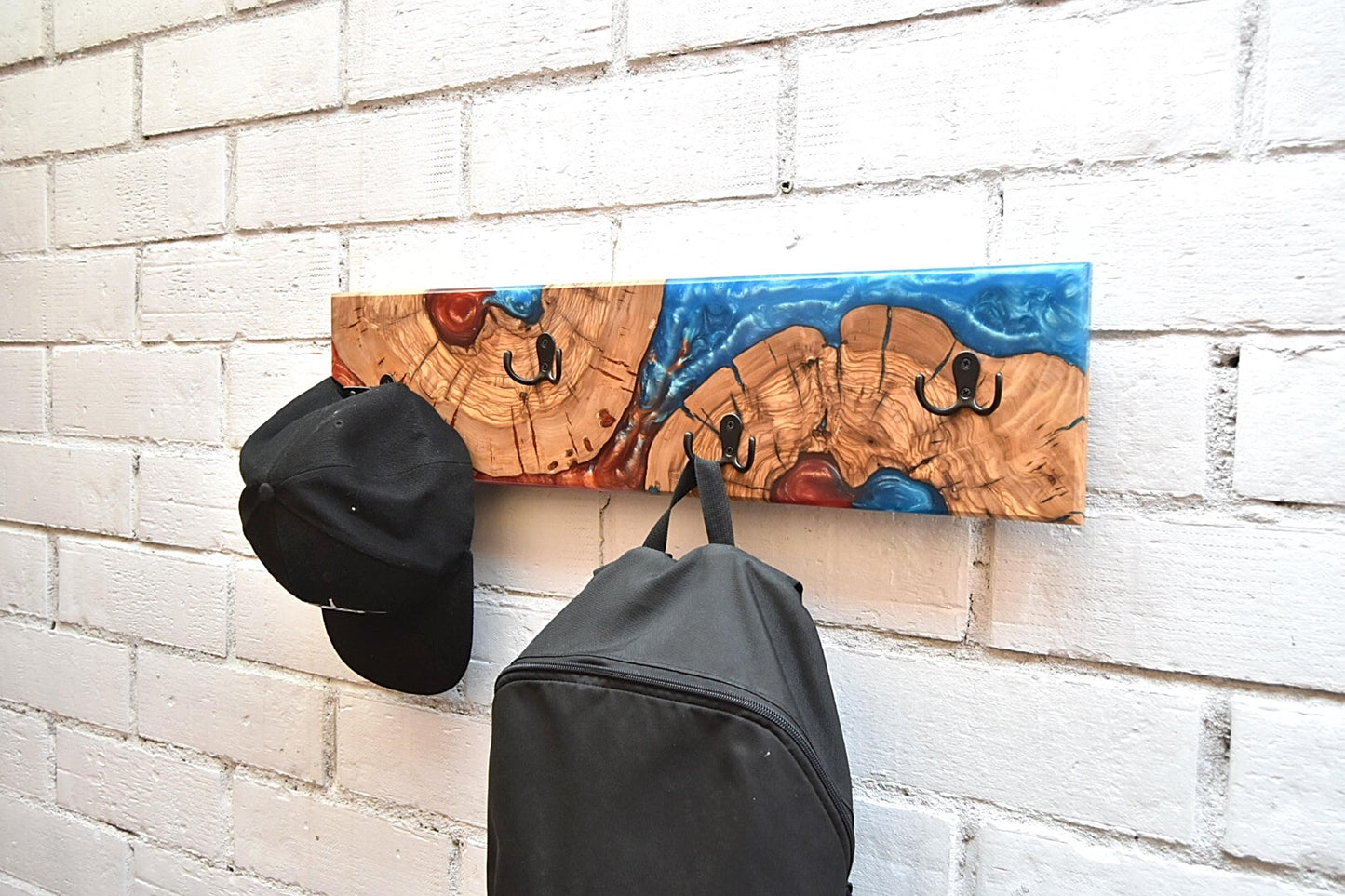 Perchero de Pared Moderno en Madera de Olivo y Resina Epoxy Azul y Naranja