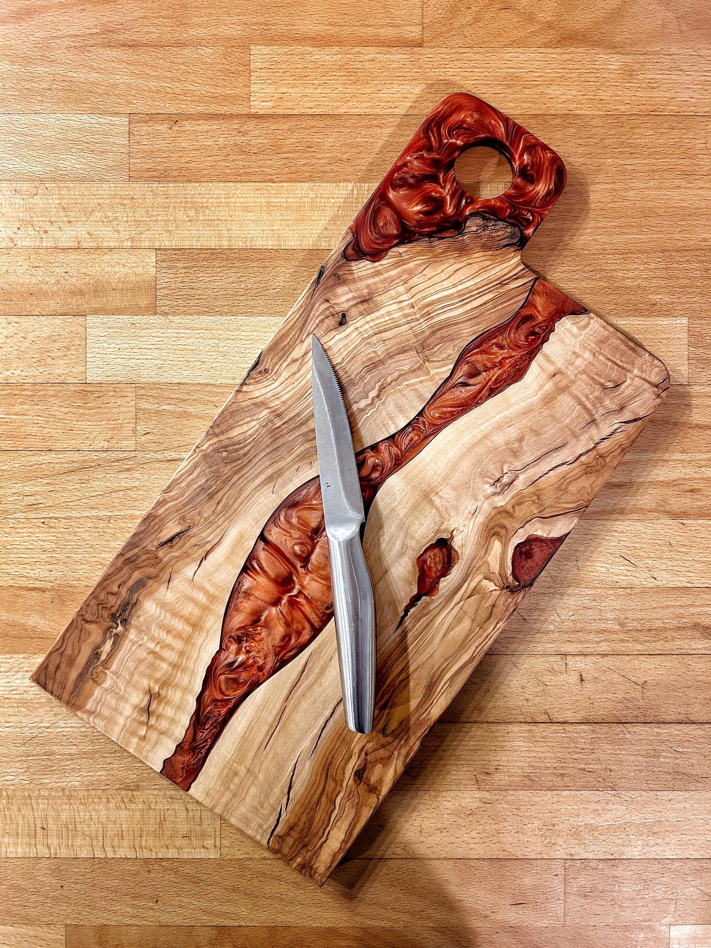 Tabla de Presentación Exclusiva en Madera de Olivo y Resina Epoxi