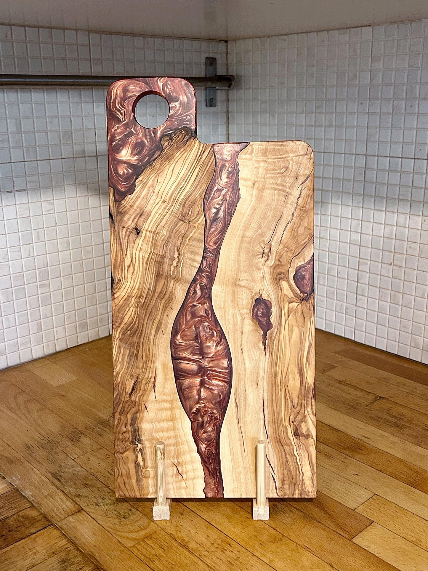 Tabla de Presentación Exclusiva en Madera de Olivo y Resina Epoxi
