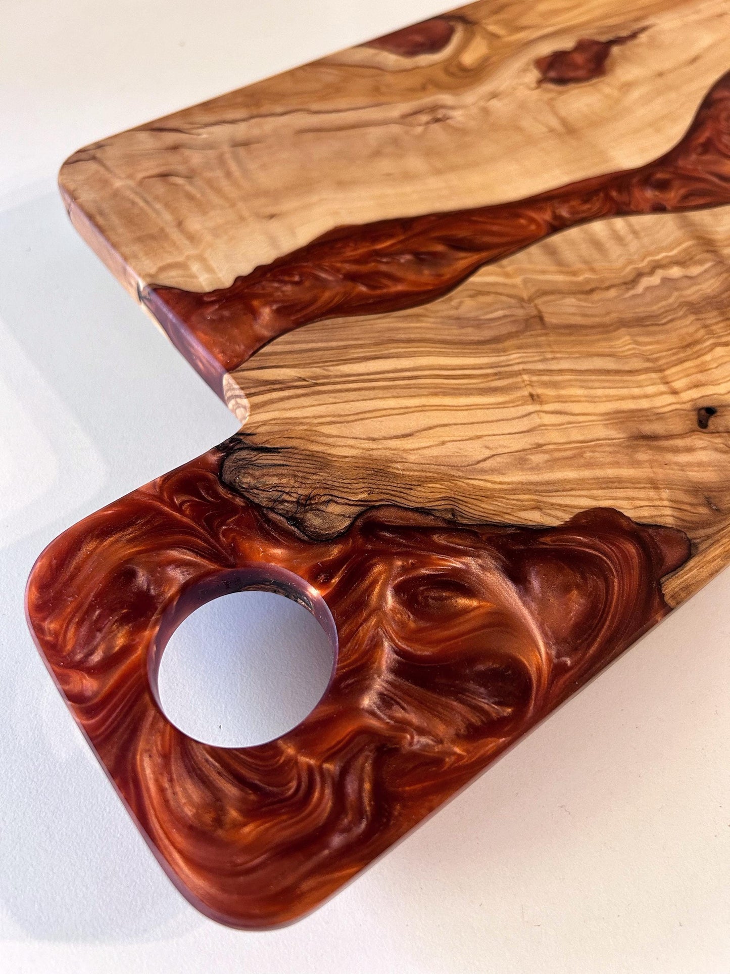 Tabla de Presentación Exclusiva en Madera de Olivo y Resina Epoxi