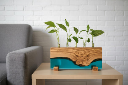 Macetero artesanal de madera de olivo con resina epoxi azul para plantas de propagación.