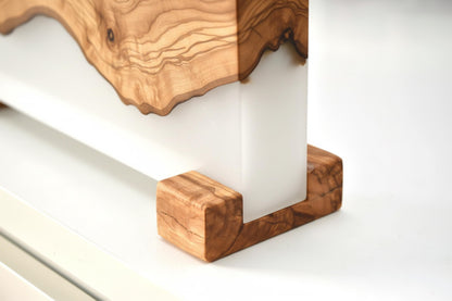 Detalle de base de portaplantas de madera de olivo con soporte de madera maciza.