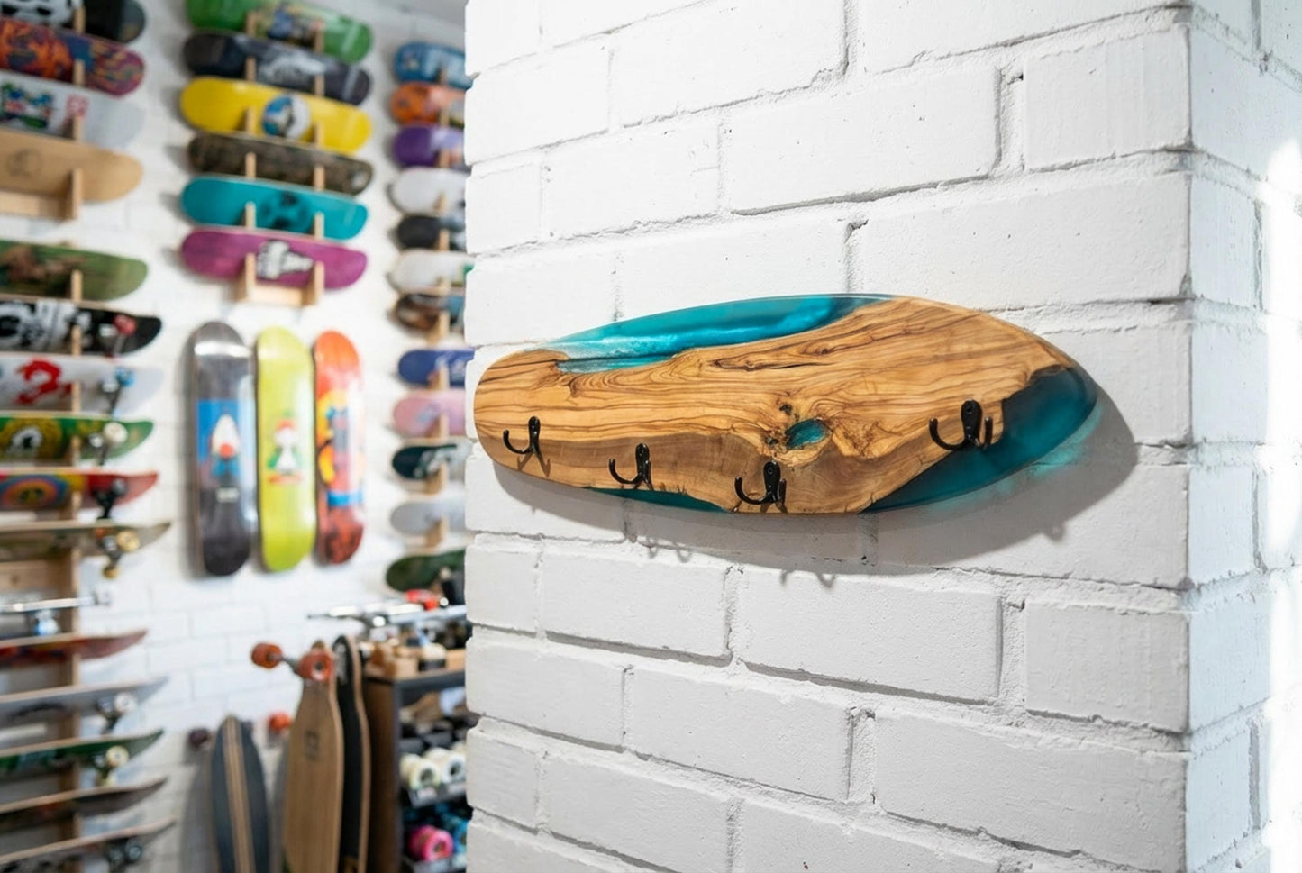 Perchero de Pared Único en Forma de Skateboard en Madera de Olivo y Resina Epoxi Azul