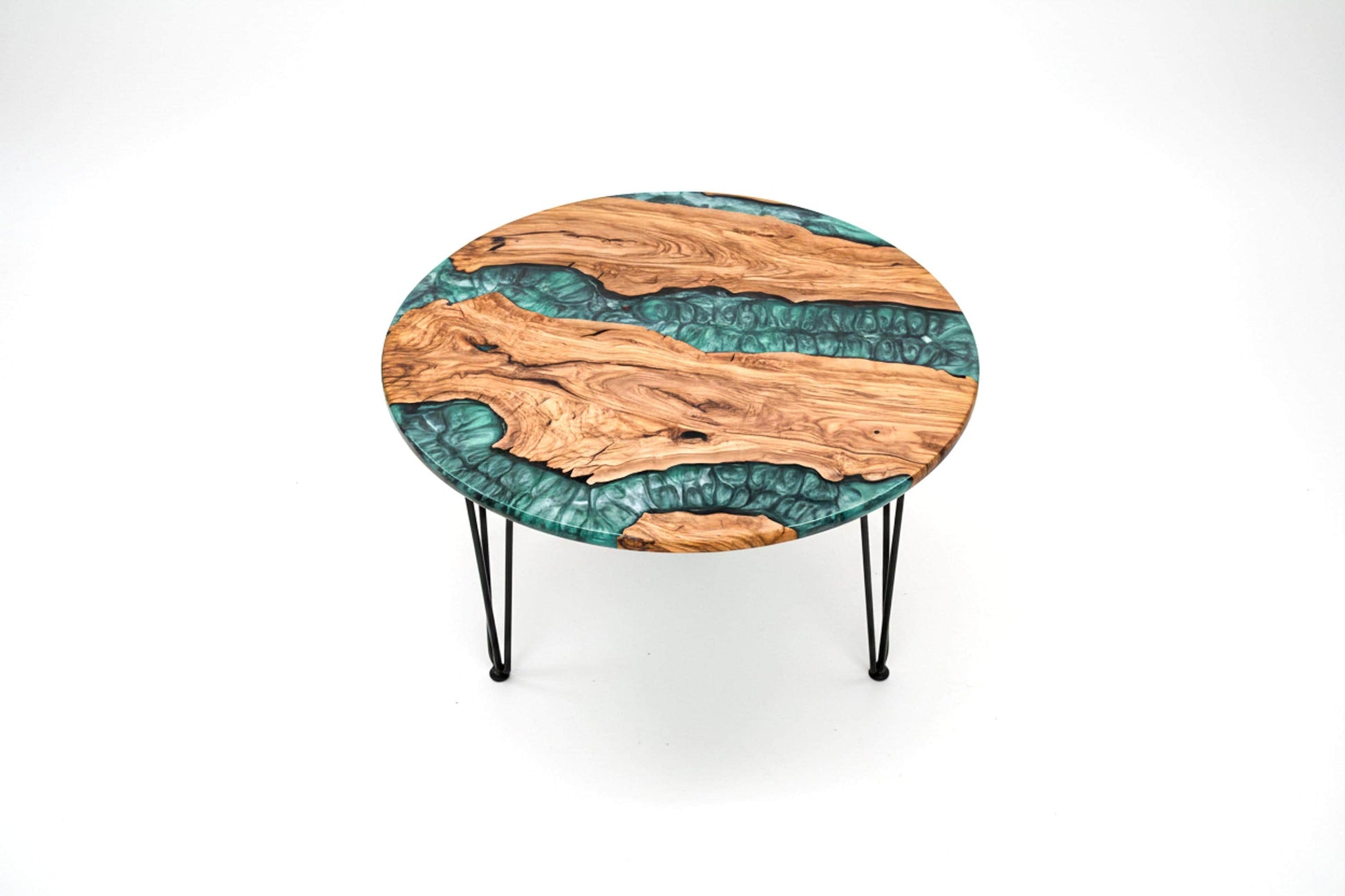 Mesa de centro de madera de olivo con resina epoxi verde en salón moderno