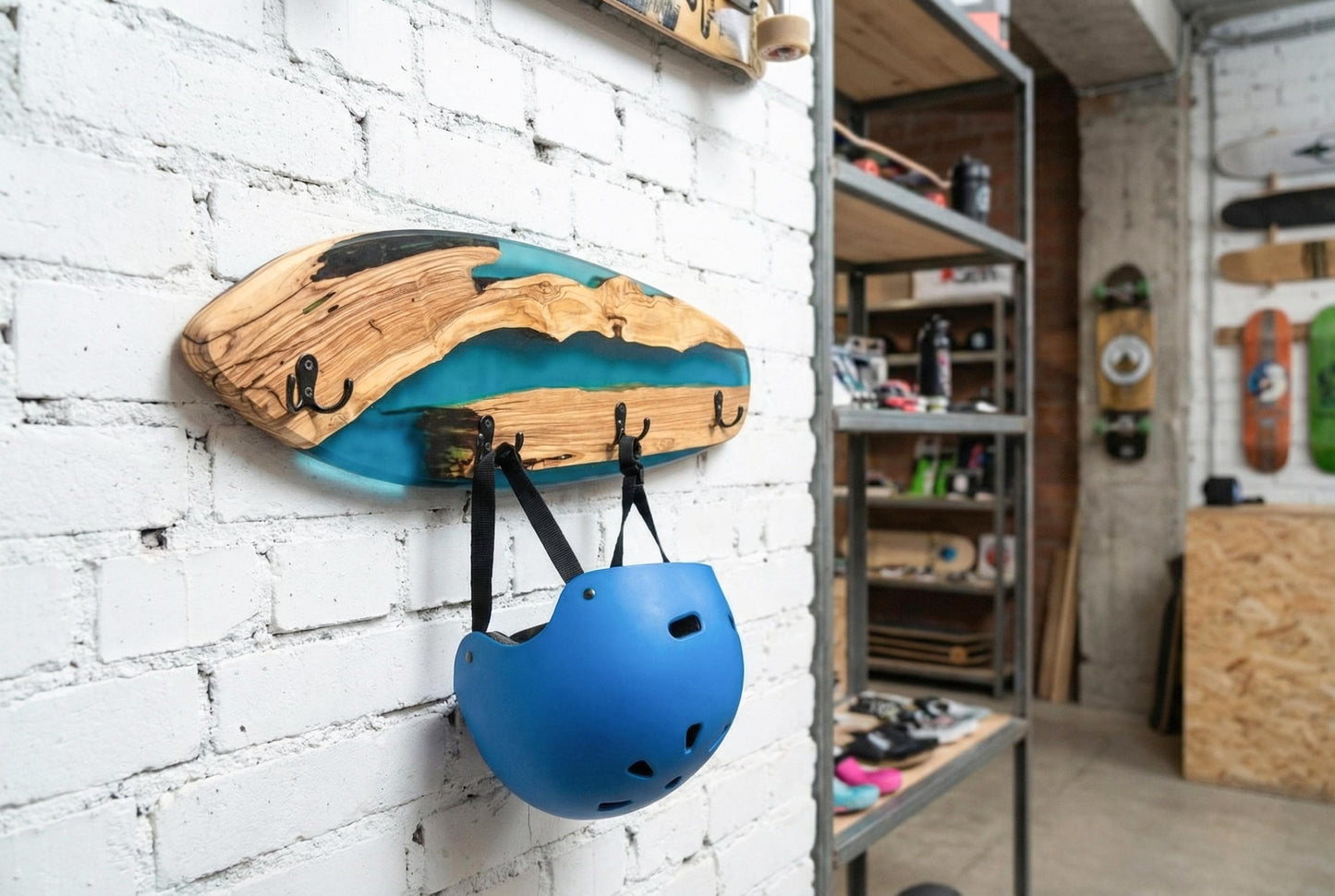 Perchero Skate en Madera de Olivo y Resina Epoxy Azul