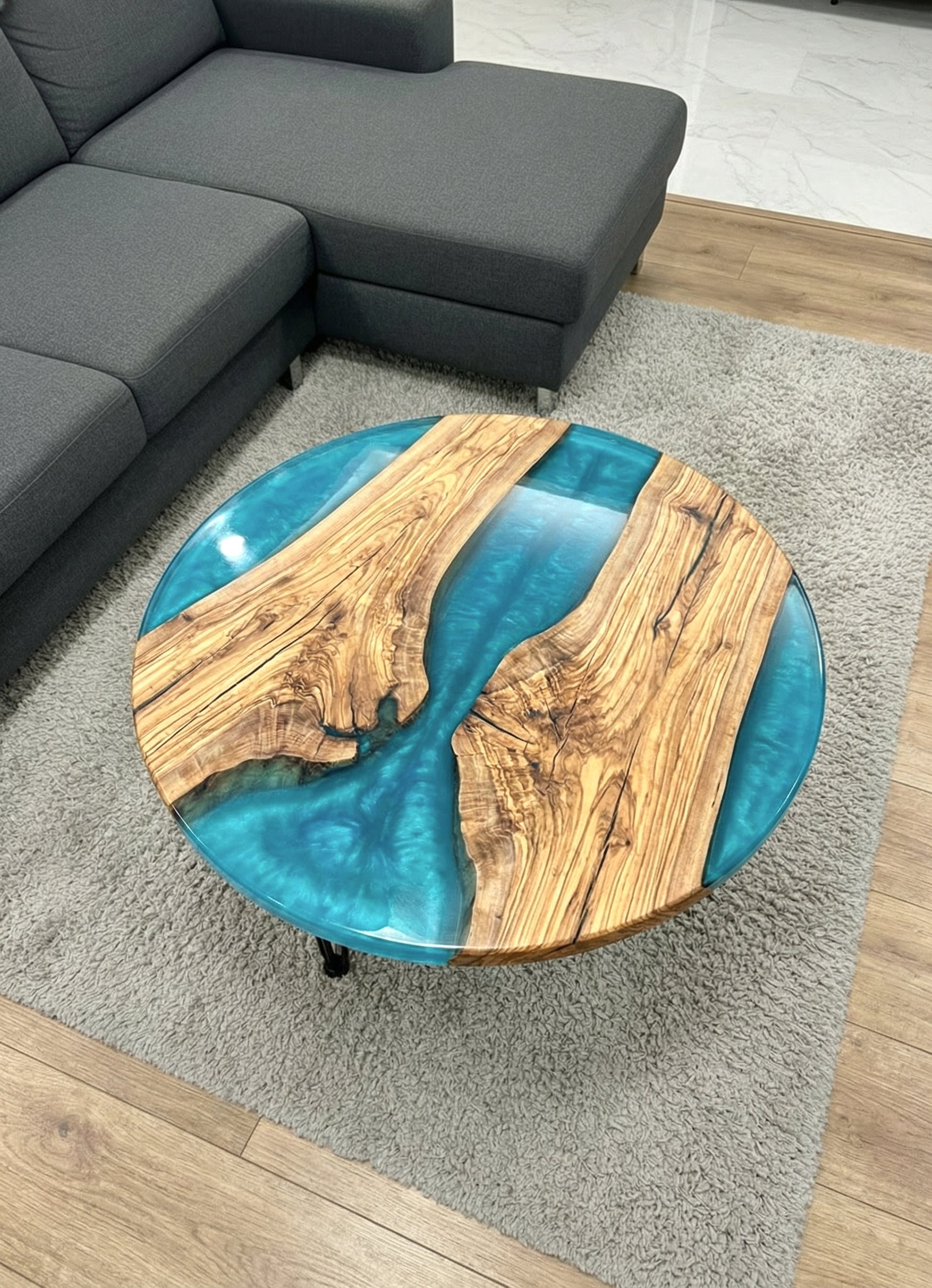 Mesa de centro de madera de olivo con resina epoxi azul turquesa brillante