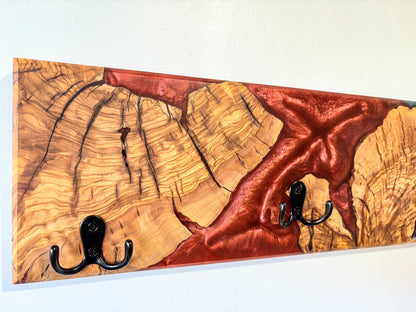 Colgador de madera de olivo con resina epoxy azul y roja, perchero decorativo hecho a mano