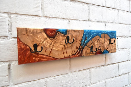 Colgador de pared en madera de olivo y resina epoxy azul y roja, diseño rústico moderno