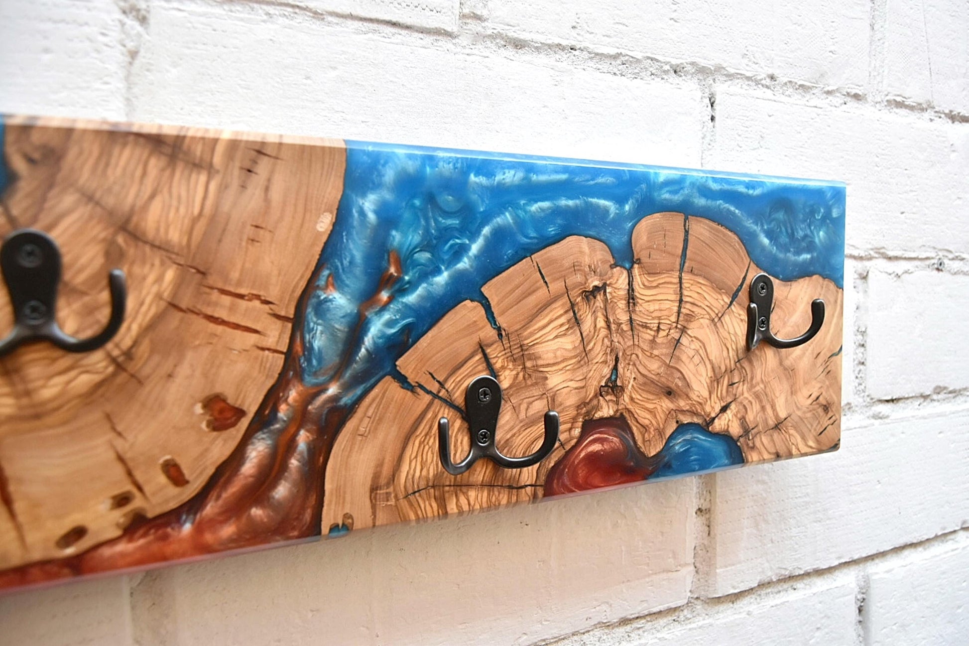 Perchero de diseño en madera de olivo con resina epoxy azul y roja, decoración funcional para hogar