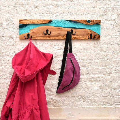 Perchero de olivo en uso con ropa colgada