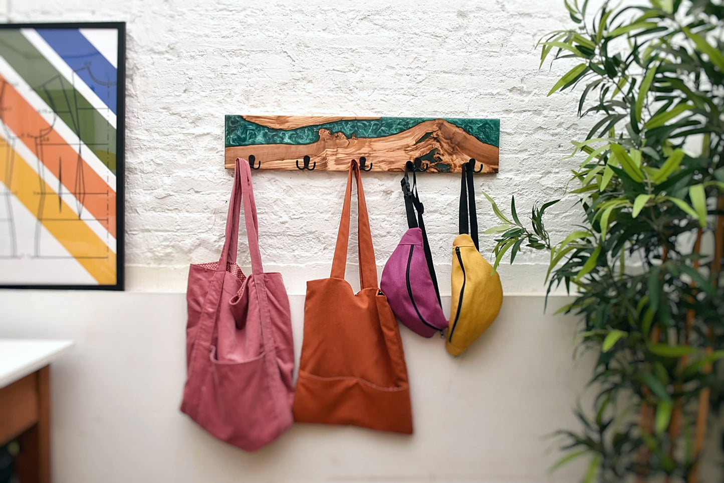 Perchero de olivo con resina epoxy en decoración interior con bolsos
