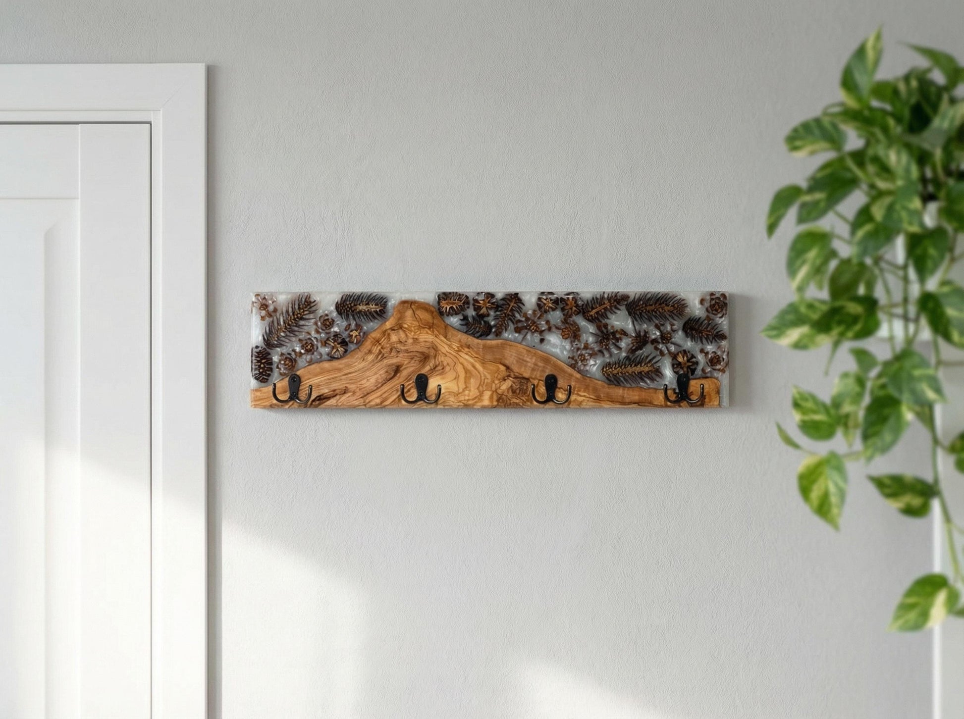 Perchero decorativo de madera de olivo con resina epoxy en interior moderno