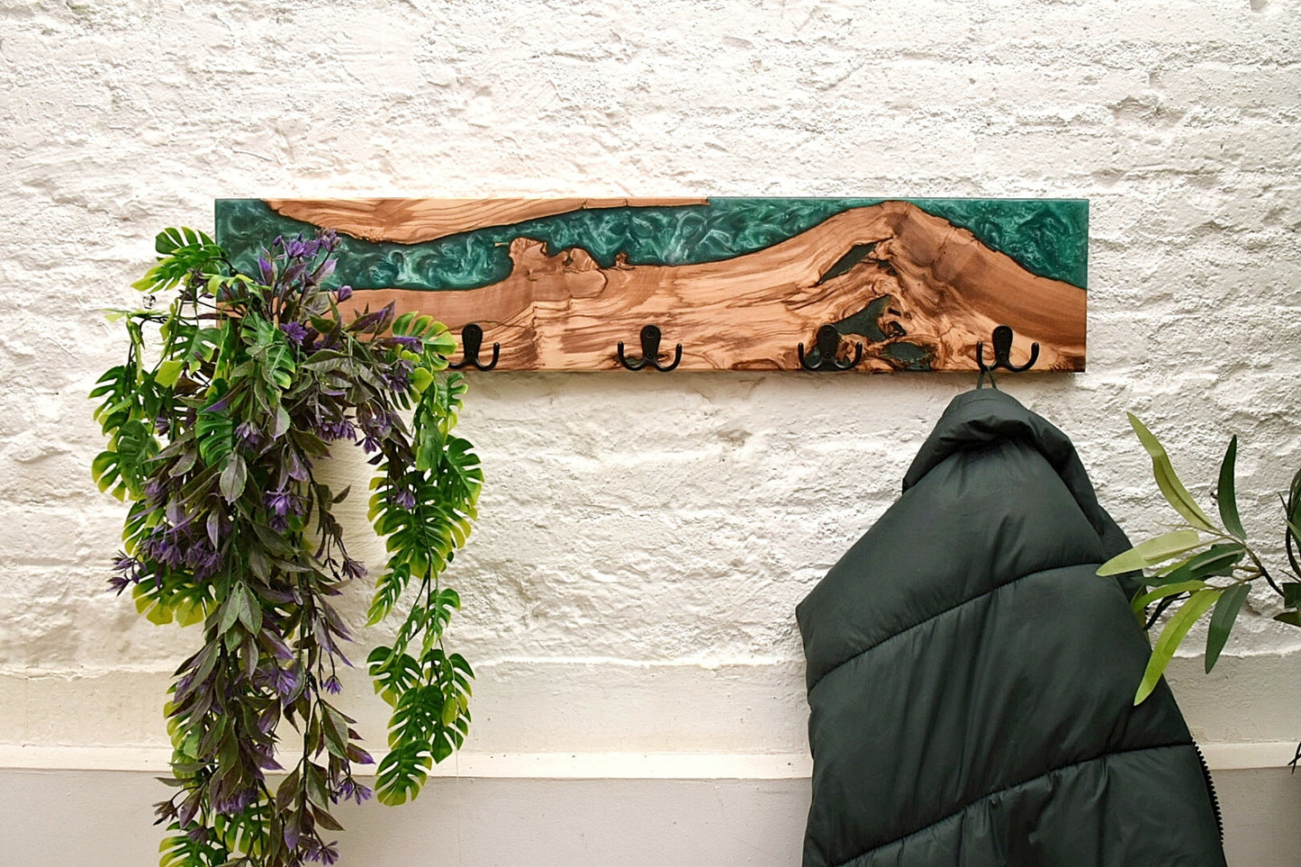 Perchero de madera de olivo con resina verde en decoración interior