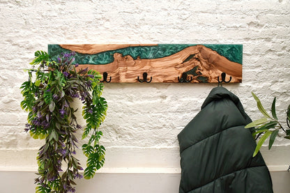 Perchero de madera de olivo con resina verde en decoración interior