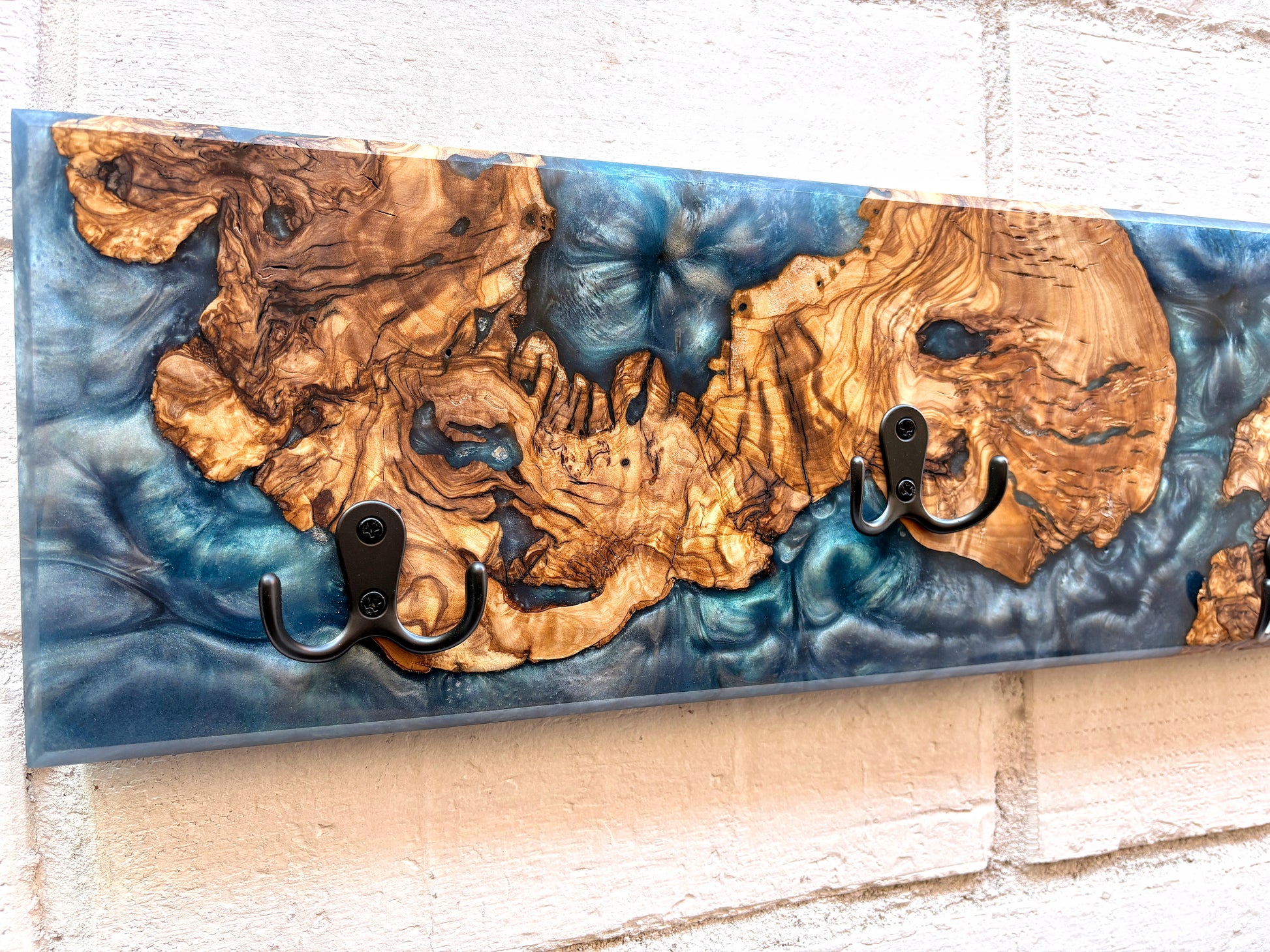 Perchero de diseño en madera de olivo con resina epoxy azul, estilo contemporaneo
