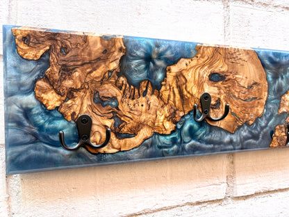 Perchero de diseño en madera de olivo con resina epoxy azul, estilo contemporaneo