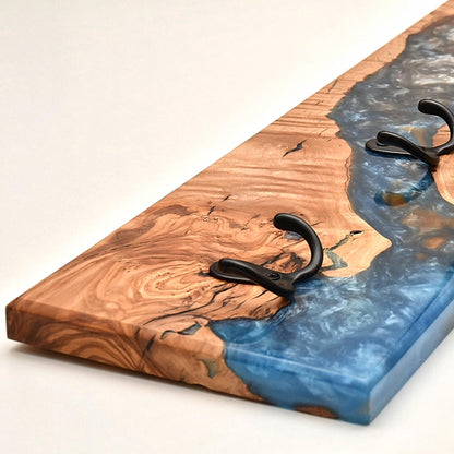 Detalle de perchero en madera de olivo con resina epoxy azul