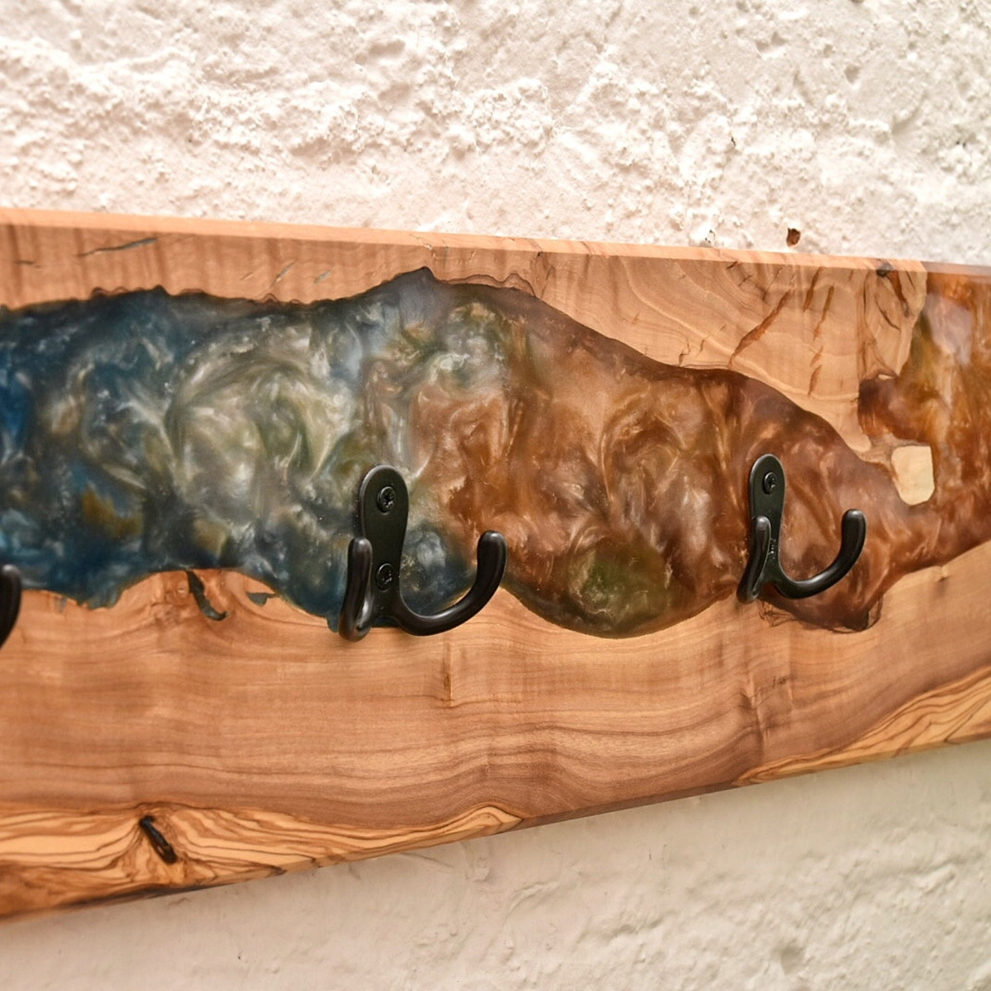 Detalle de resina epoxy en perchero de madera de olivo