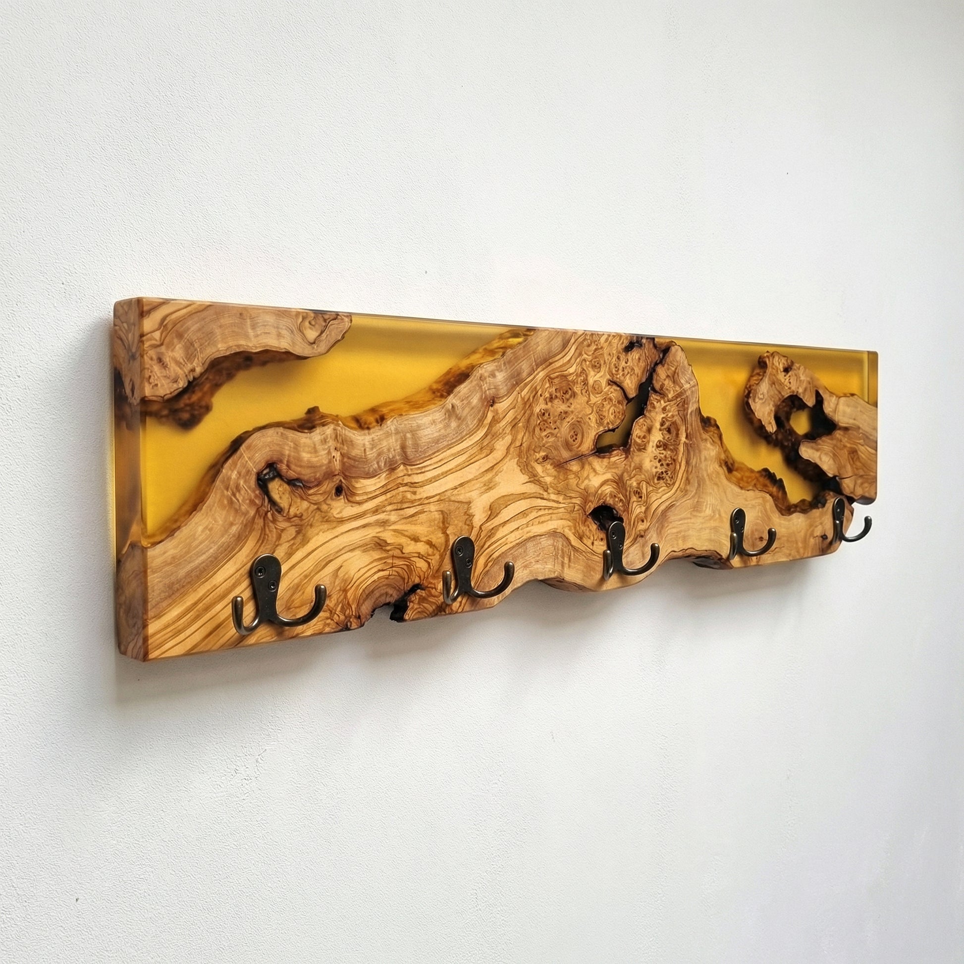 Perchero artesanal de olivo con resina epoxy amarilla