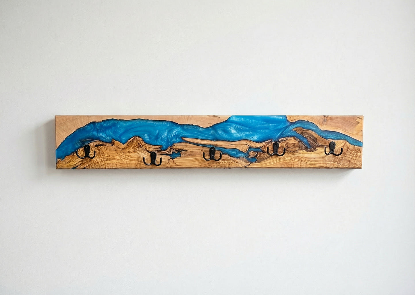 Perchero de pared en madera de olivo con resina epoxy azul turquesa, diseño artesanal