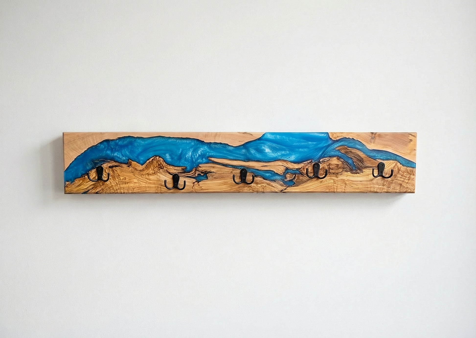 Perchero de pared en madera de olivo con resina epoxy azul turquesa, diseño artesanal