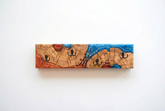 Perchero de pared en madera de olivo con resina epoxy azul y roja, diseño artesanal moderno