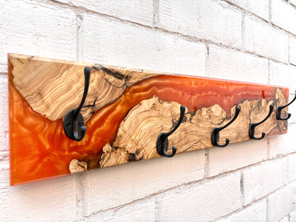 Perchero de madera de olivo con resina epoxy naranja, vista lateral