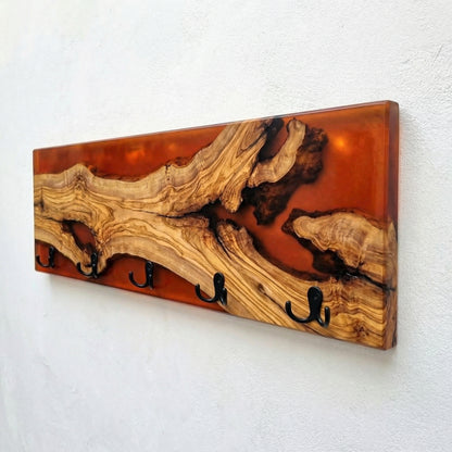 Perchero de pared en madera de olivo con resina epoxy roja