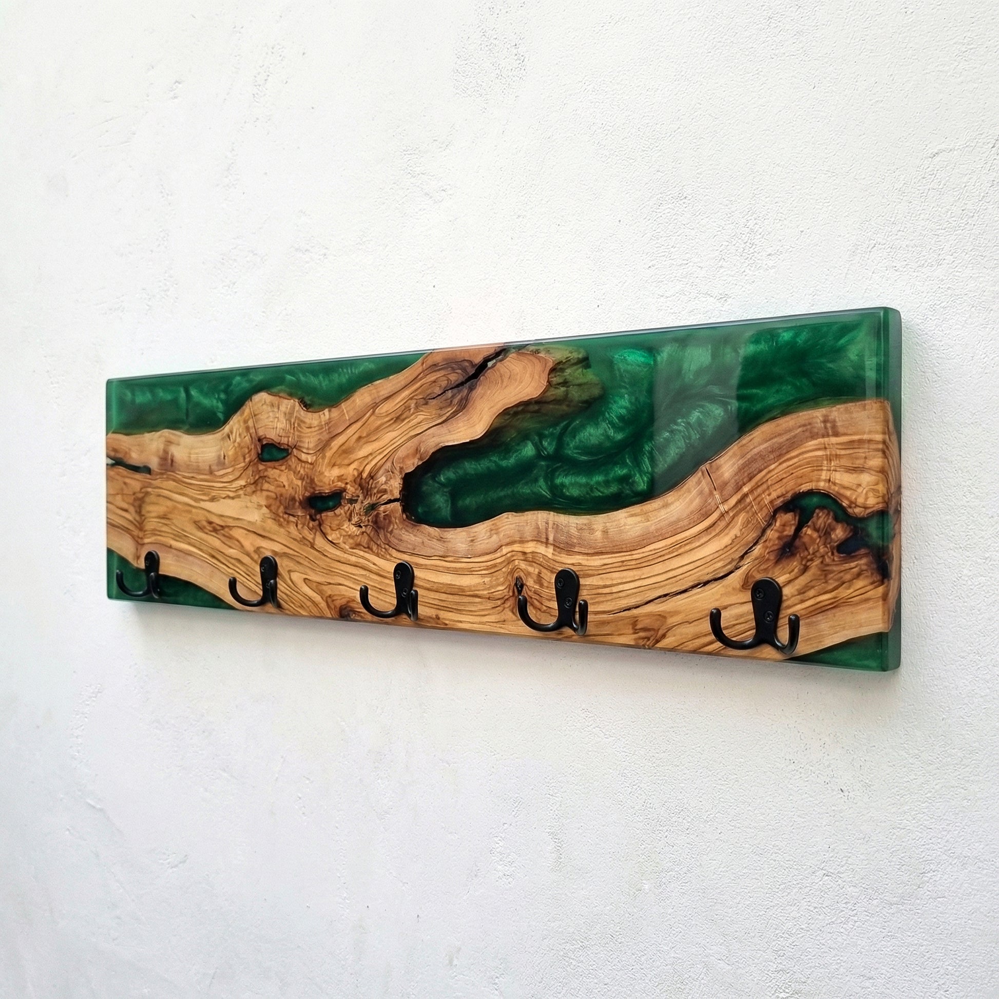 Perchero de madera de olivo con resina epoxy verde