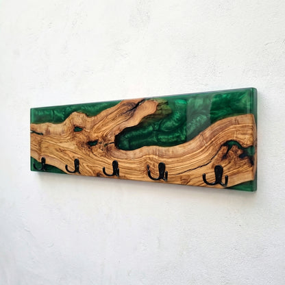 Perchero de madera de olivo con resina epoxy verde
