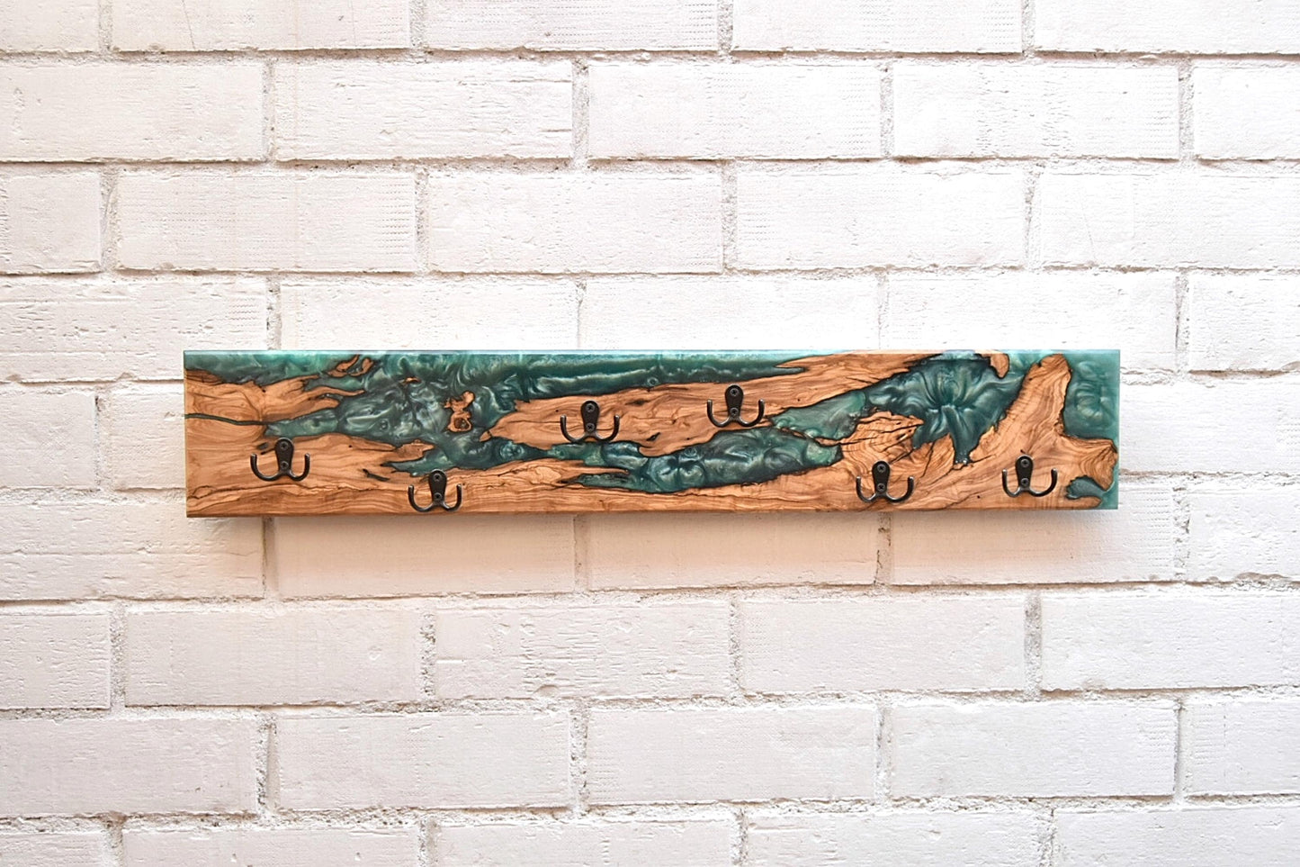 Perchero de madera de olivo con resina epoxy verde, diseño artesanal